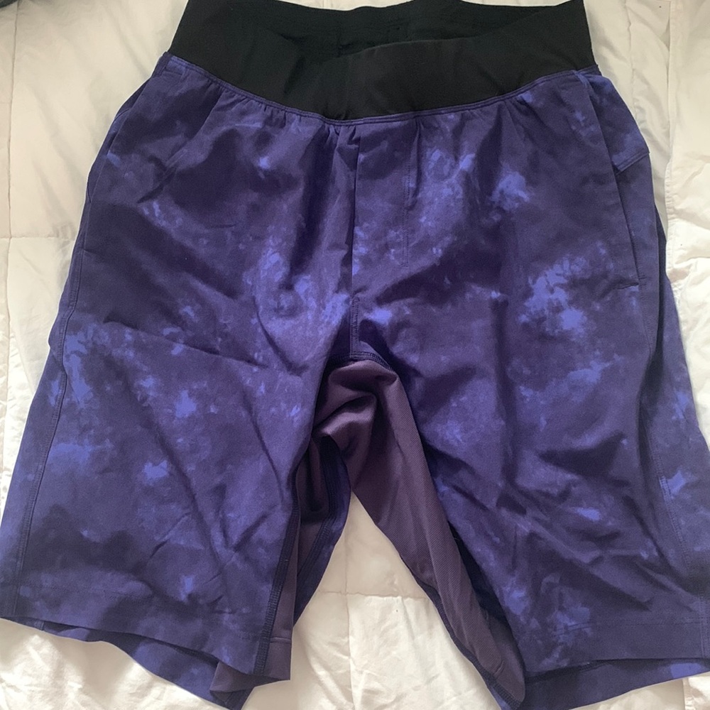 9 in. Men lulu lemon liner T.H.E. shorts. Size small